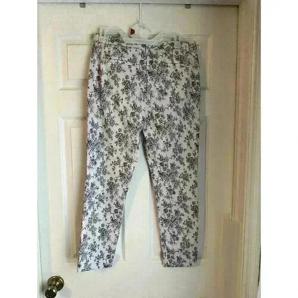 MARIO SERRANI, ITALY WOMEN'S 6 PANTS, STRETCH, WHITE & NAVY FLORAL PRINT, NWOT - Picture 2 of 6